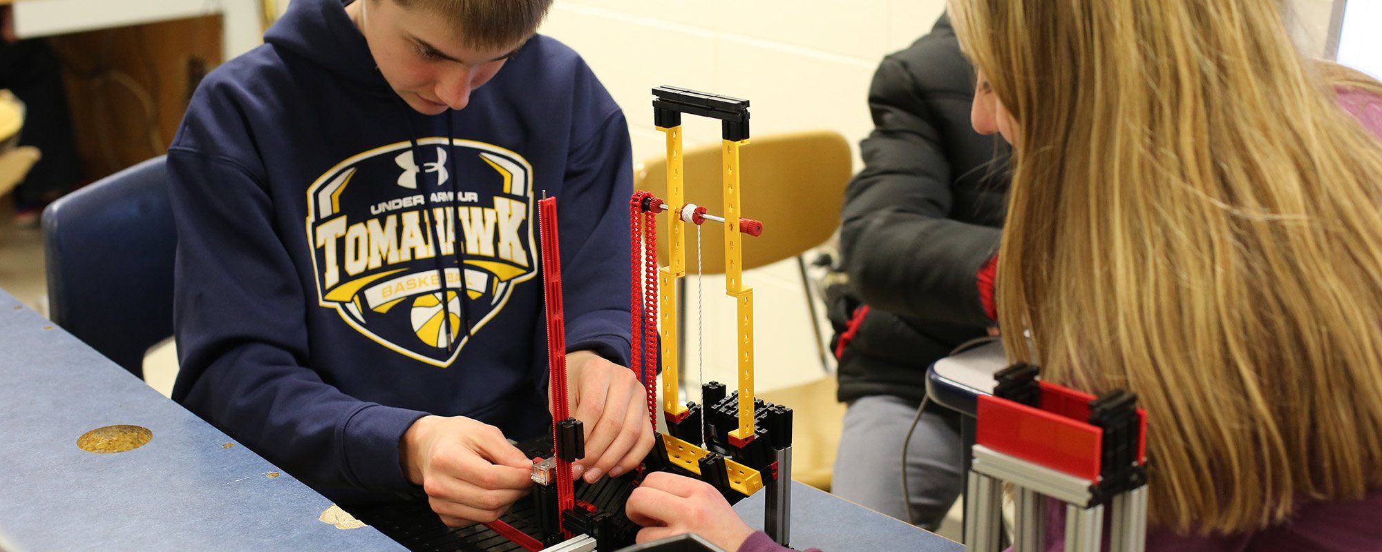 Tomahawk Middle students building